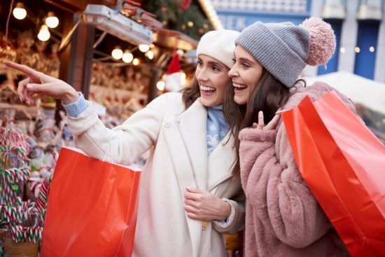 women-christmas-retail-christmas-market_329181-6339